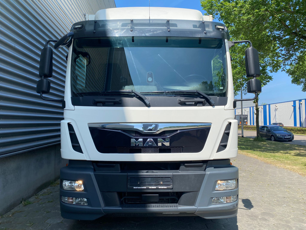 MAN TGM 26.290 / 6X2 / Euro 6 / Tail Lift / Open Roof / TUV: 01-2024 / Belgium Truck