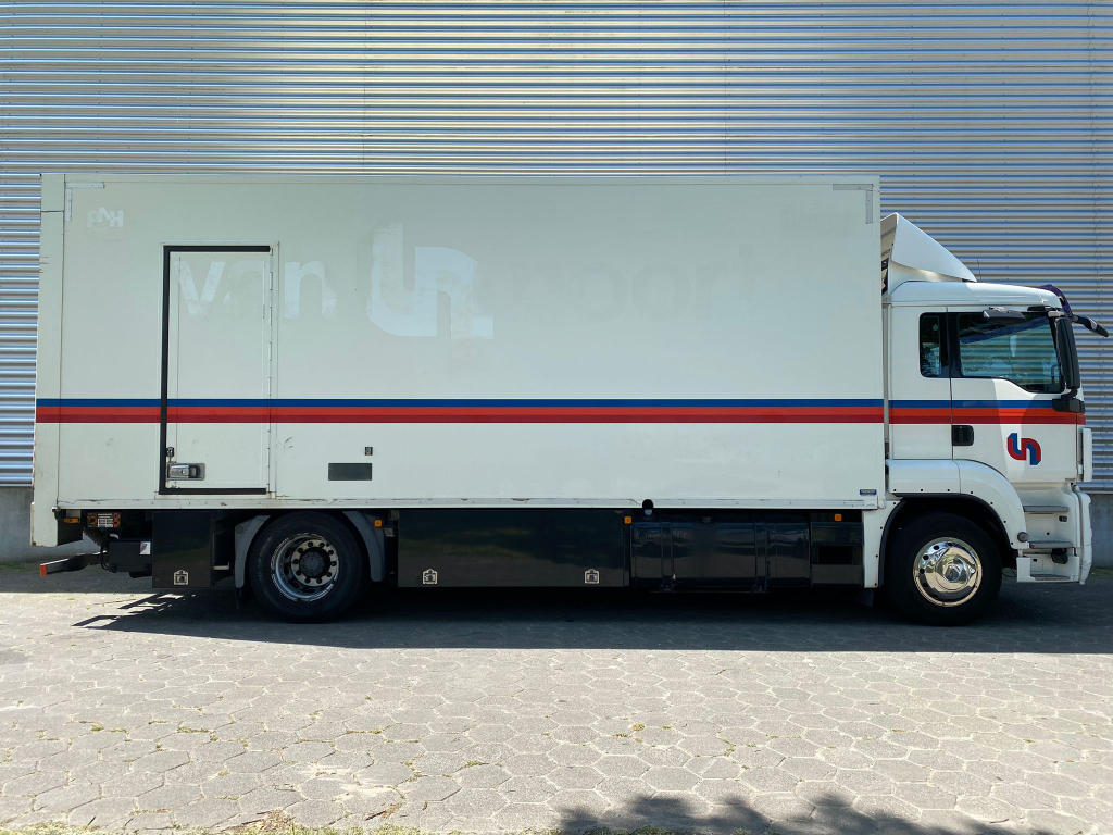 MAN TGS 18.320 / Manual / Tail Lift / Euro 5 / 3 Seats / TUV:1-2024 / NL Truck