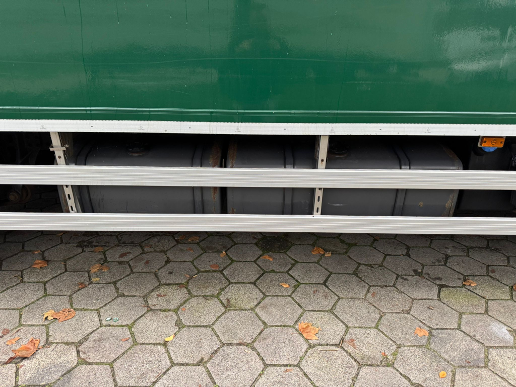 Volvo FL 240 / 6 Cylinder / 18 Tons / Manual / Tail Lift / TUV:12-2025 / NL Truck