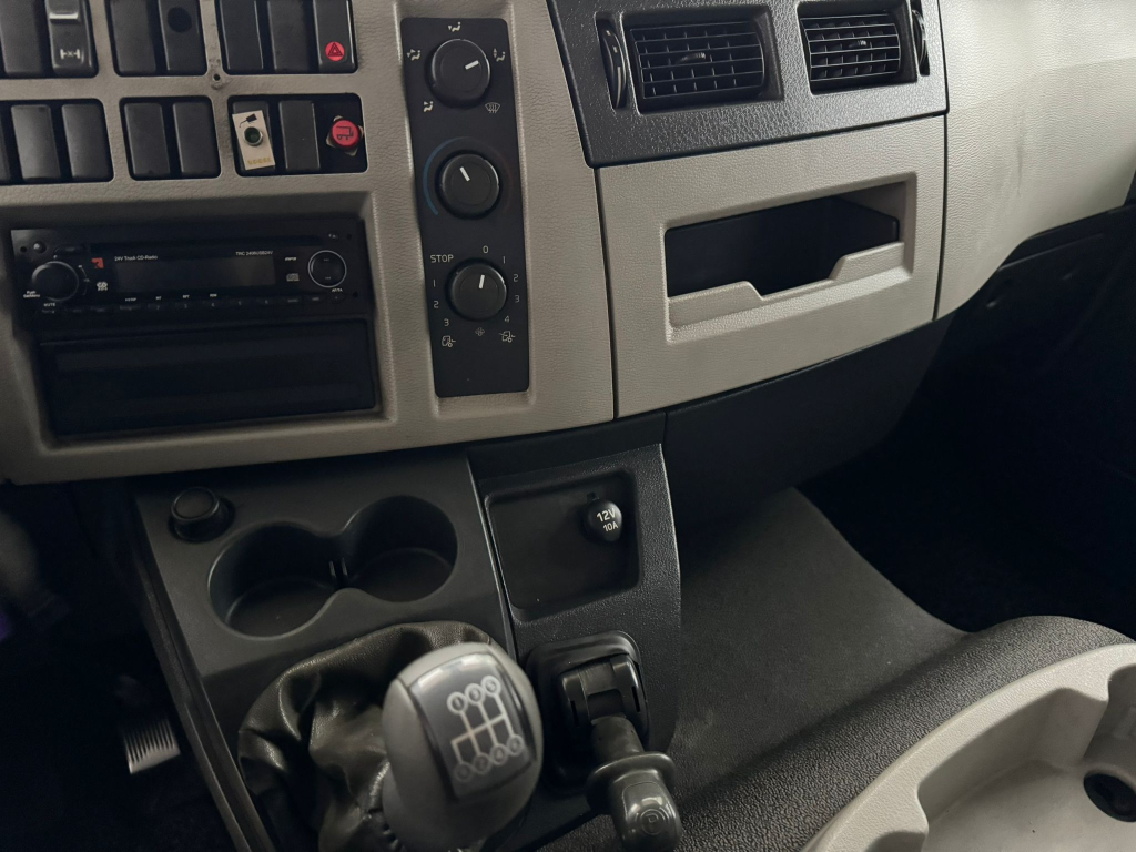 Volvo FL 240 / 6 Cylinder / 18 Tons / Manual / Tail Lift / TUV:12-2025 / NL Truck