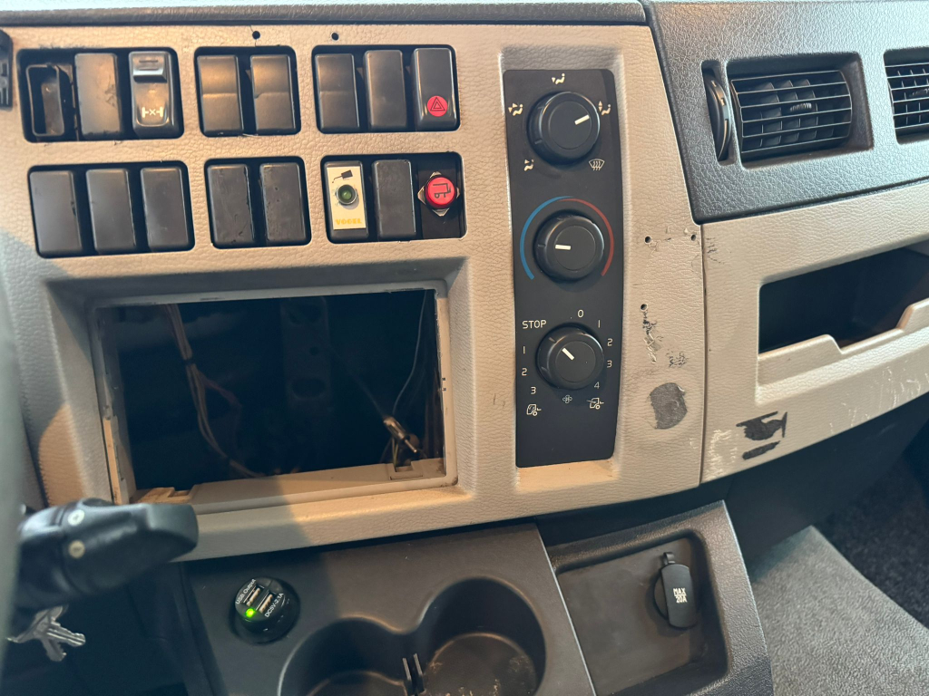 Volvo FL 240 / 6 Cylinder / 18 Tons / Tail Lift / TUV:5-2026 / NL Truck