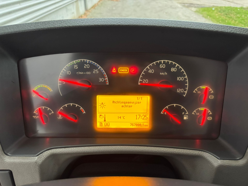 Volvo FL 240 / 6 Cylinder / 18 Tons / Manual / Tail Lift / TUV:12-2025 / NL Truck