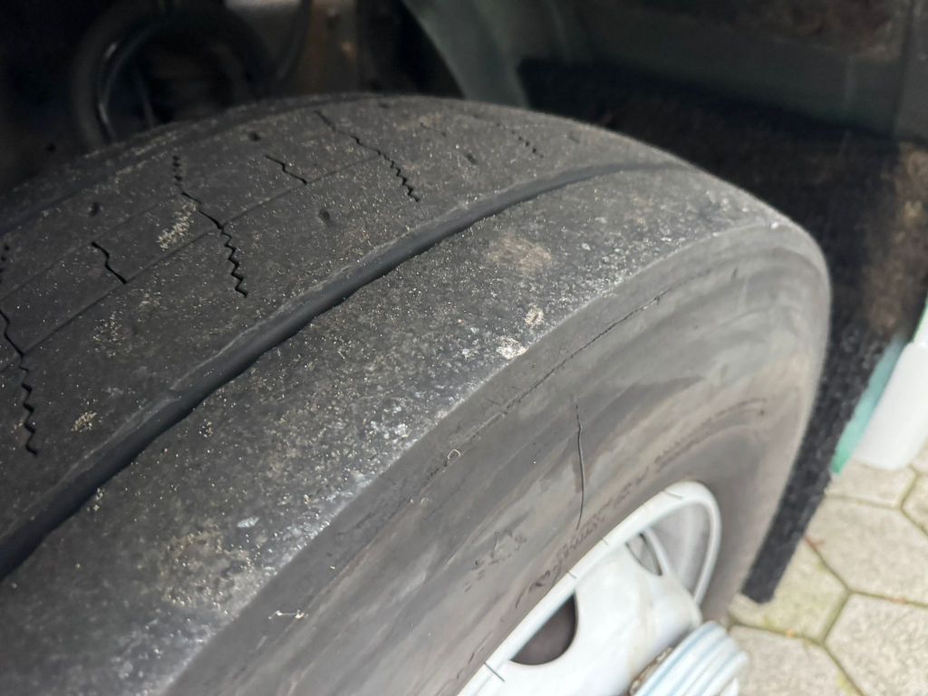 Volvo FL 240 / 6 Cylinder / 18 Tons / Manual / Tail Lift / TUV:12-2025 / NL Truck